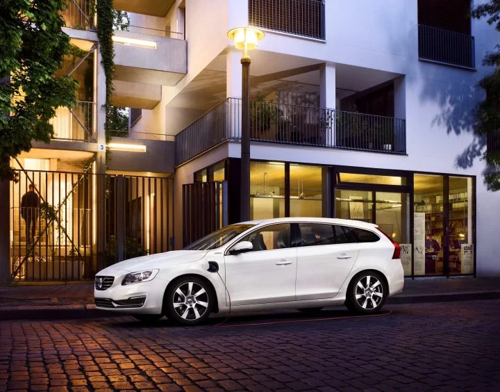 Volvo V60 D6 PHEV en ambiente urbano, iluminación nocturna realza líneas elegantes.