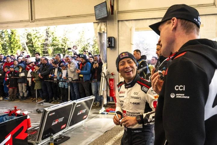 Piloto y copiloto de Toyota celebran en el parque de asistencia del WRC.