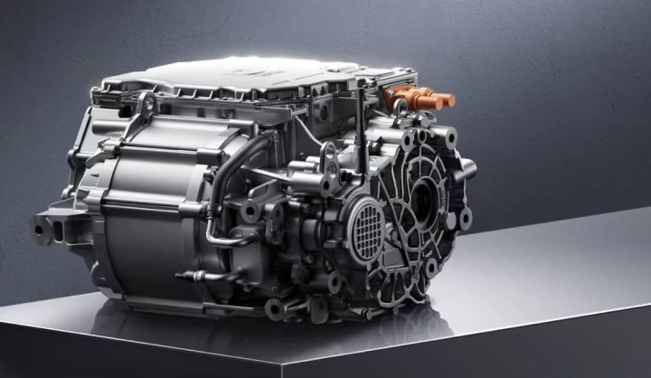 Vista de un motor eléctrico V8, mostrando su estructura y componentes externos.