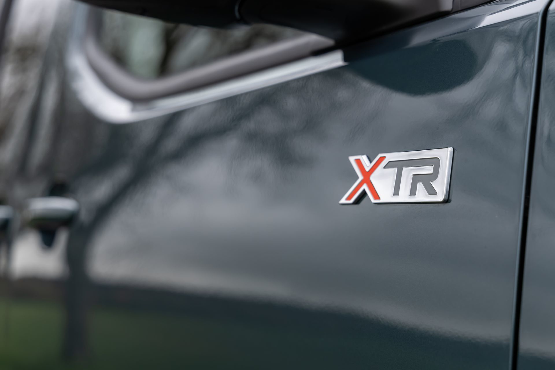 Vista cercana del distintivo XTR en Citroën Berlingo, realzando su diseño aventurero.