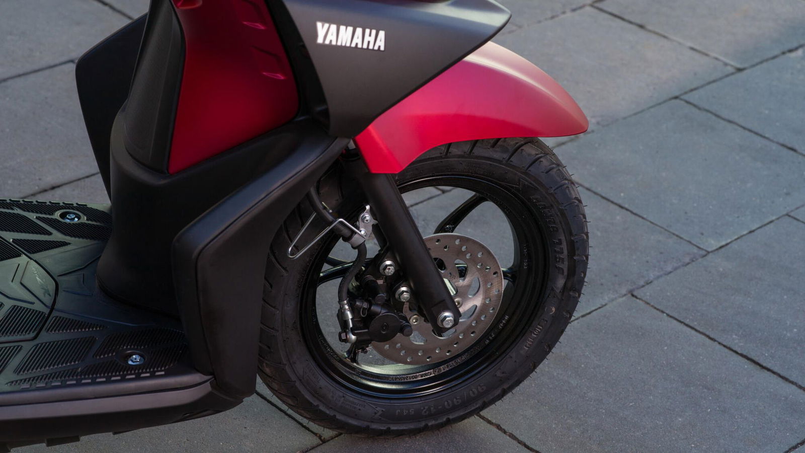 Rueda delantera de la Yamaha RayZR con suspensión y freno de disco. Rueda delantera de la Yamaha RayZR con suspensión y freno de disco.
