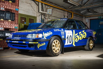 Vista lateral del Subaru Legacy RS Group A, preparado por Prodrive para rally