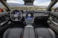 Cabina del Mercedes con volante y pantalla central táctil prominentes