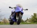 Vista angular delantera de la motocicleta deportiva 420RR en azul vibrante, resaltando su aerodinámica.