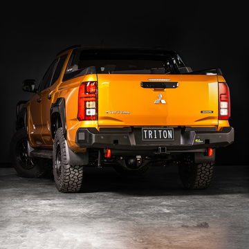 Vista trasera de un 4x4 con kit todoterreno, listo para las aventuras australianas.
