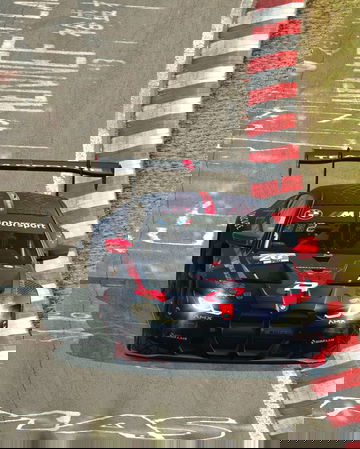 El BMW M4 GT3 con Max Verstappen al volante, imponente en Ímola.