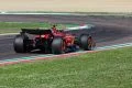 Carlos Sainz luchando con su Ferrari en el GP de Imola