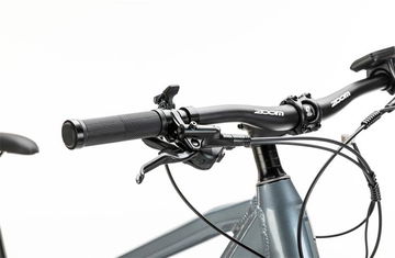 Primer plano del manillar de la Conor Java E-MTB que muestra detalles y acabados.
