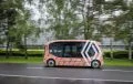 Minibús autónomo Renault para transporte en Roland Garros, dinamismo y diseño vanguardista en marcha.