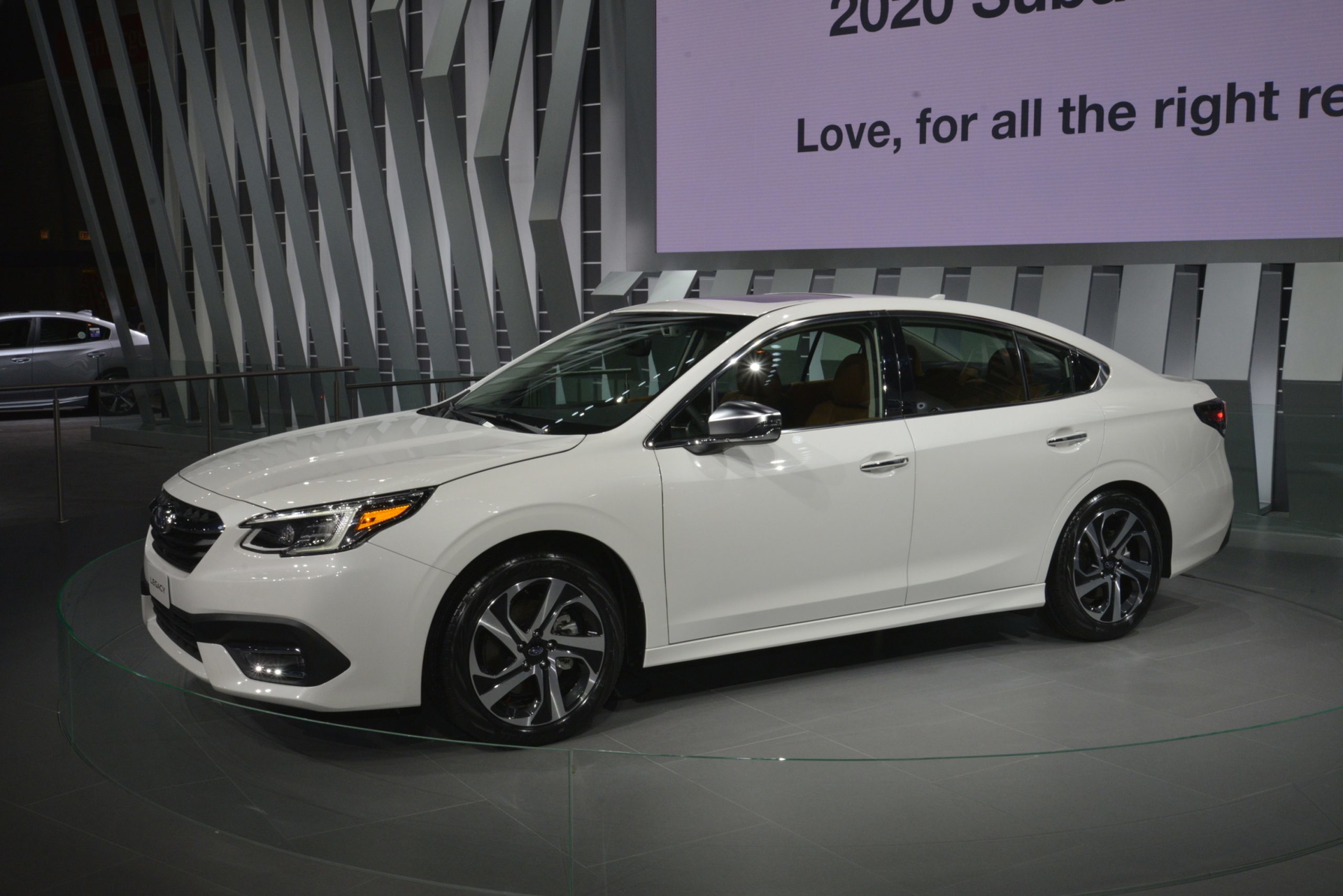 Vista lateral del Subaru Legacy 2020 presentado en un evento automotriz