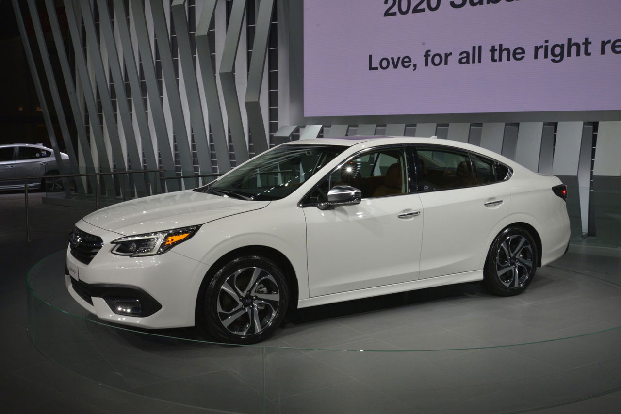 Vista lateral del Subaru Legacy 2020 presentado en un evento automotriz
