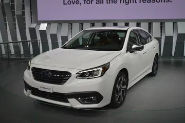 Subaru Legacy luce un diseño frontal elegante y sofisticado.