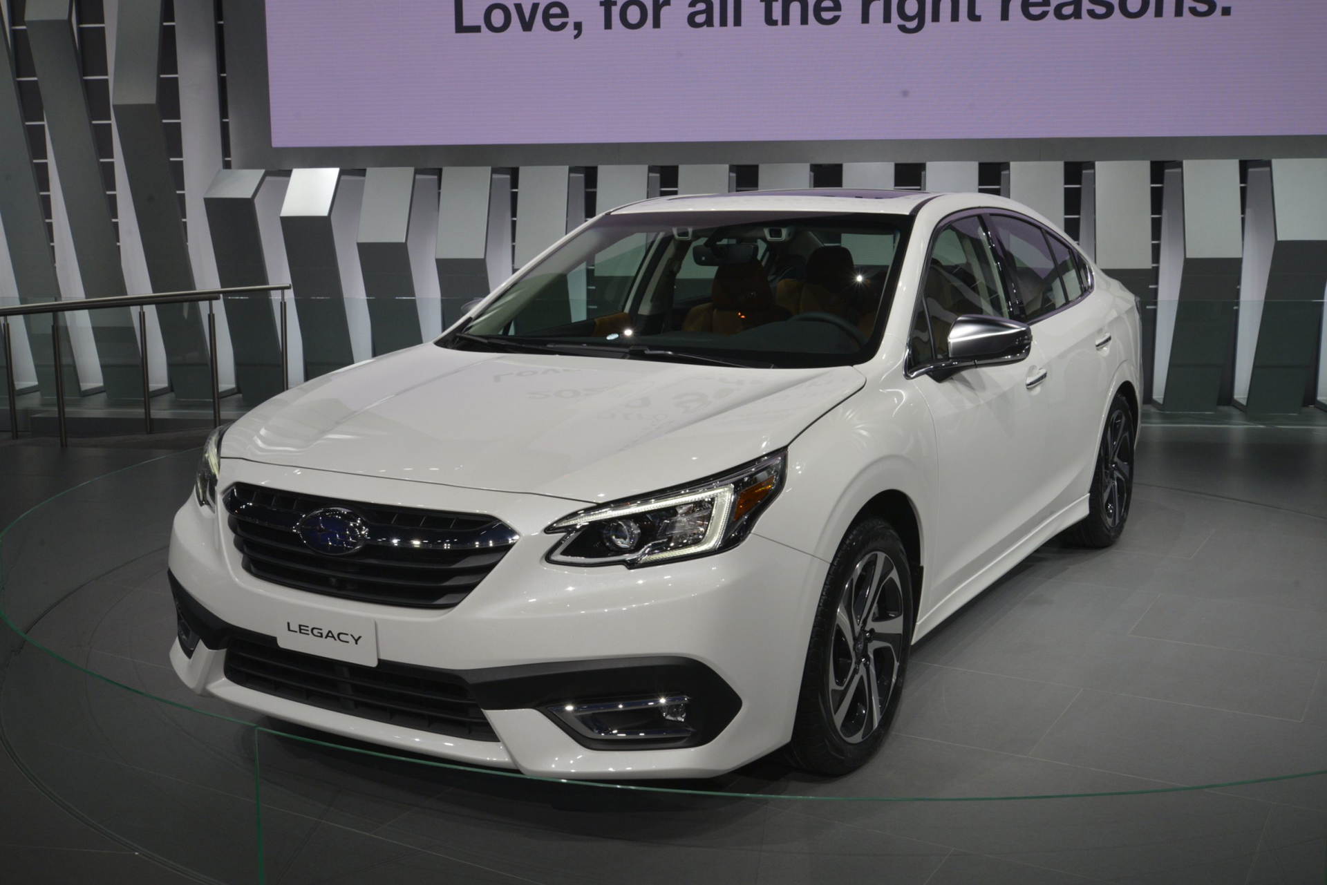 Subaru Legacy luce un diseño frontal elegante y sofisticado.
