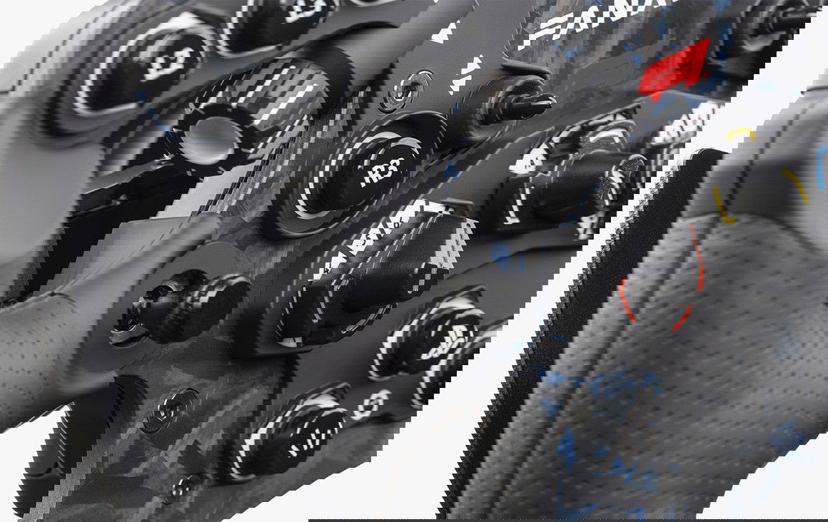 Primer plano del volante Fanatec ClubSport con tecnología Direct Drive.