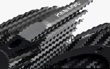 Primer plano del sistema de dirección Fanatec ClubSport Direct Drive 6, mostrando su acabado y materiales.