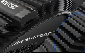 Vista cercana del Fanatec ClubSport Direct Drive 8, resaltando su diseño y acabados.