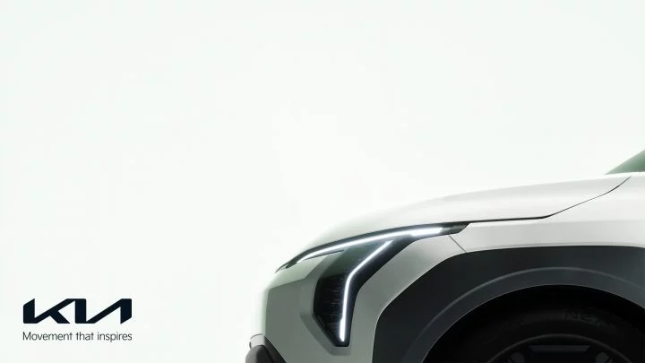 Vista angular que enfatiza el dinamismo del diseño del Kia EV3.