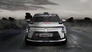 Vista frontal y lateral del nuevo Lancia Ypsilon Rally4 HF, mostrando su inconfundible diseño preparado para competición.