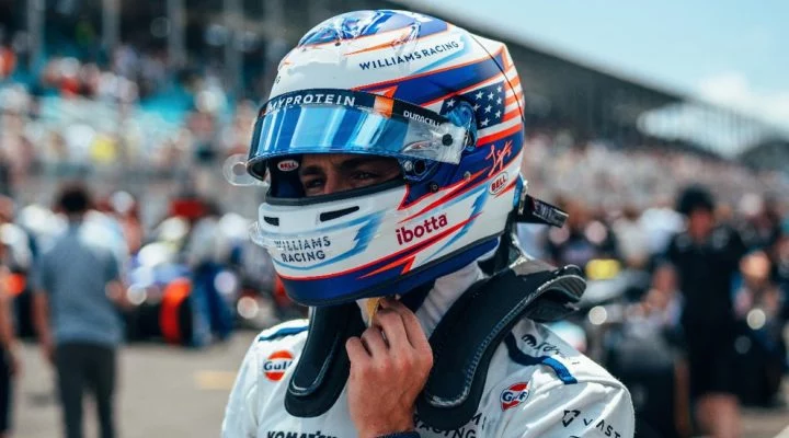 Piloto de Williams ajustando su casco antes del GP de Miami.