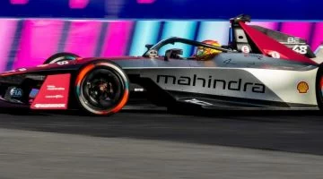 Vista dinámica del Mahindra de Formula E, destacando su aerodinámica y diseño vanguardista.