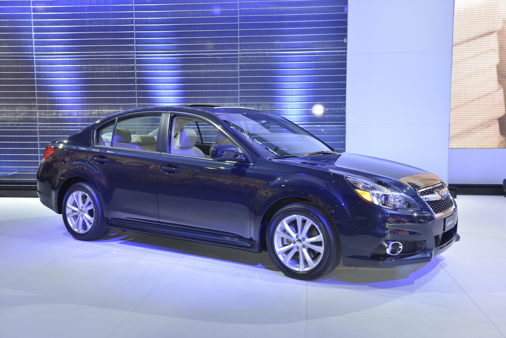 Vista lateral del Subaru Legacy mostrando su línea elegante.