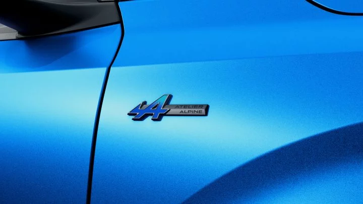 Detalle distintivo Alpine en carrocería Rafale 4x4 azul