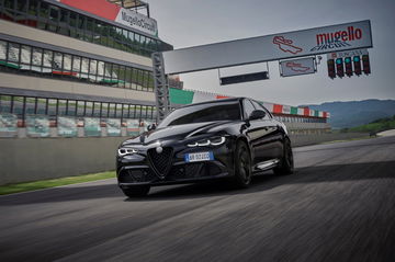 El Alfa Romeo Giulia Quadrifoglio muestra su lado más deportivo y elegante.