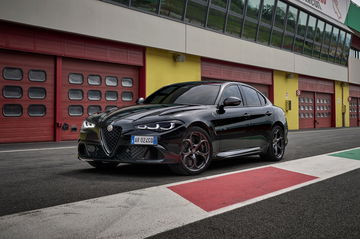 Vista frontal-lateral de los Alfa Romeo Giulia y Stelvio Quadrifoglio Super Sport.