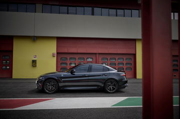 Vista dinámica del Giulia Quadrifoglio Super Sport en pista.