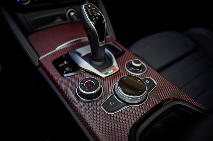 Palanca de cambios y controles centrales del Alfa Romeo Giulia Quadrifoglio. Palanca de cambios y controles centrales del Alfa Romeo Giulia Quadrifoglio.