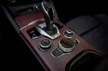 Palanca de cambios y controles centrales del Alfa Romeo Giulia Quadrifoglio.
