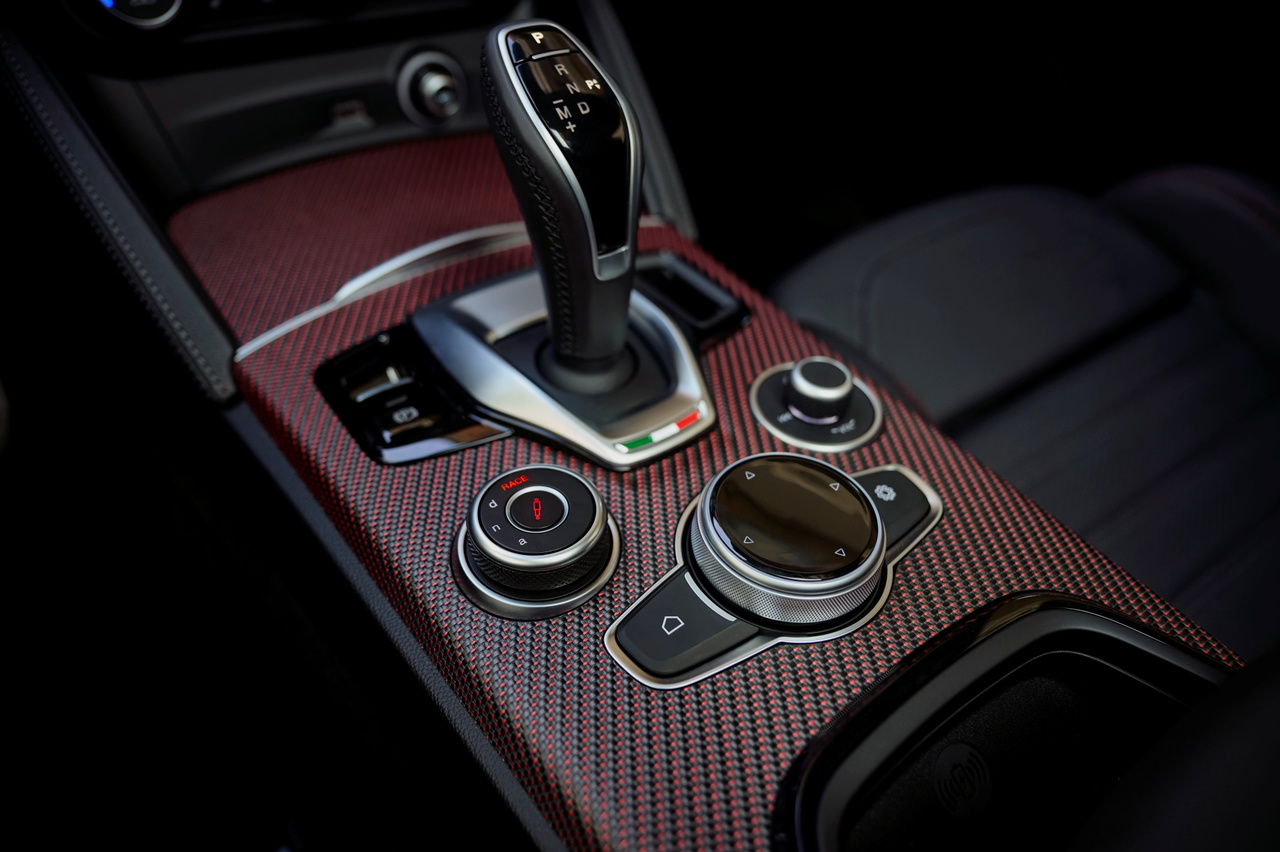Palanca de cambios y controles centrales del Alfa Romeo Giulia Quadrifoglio.