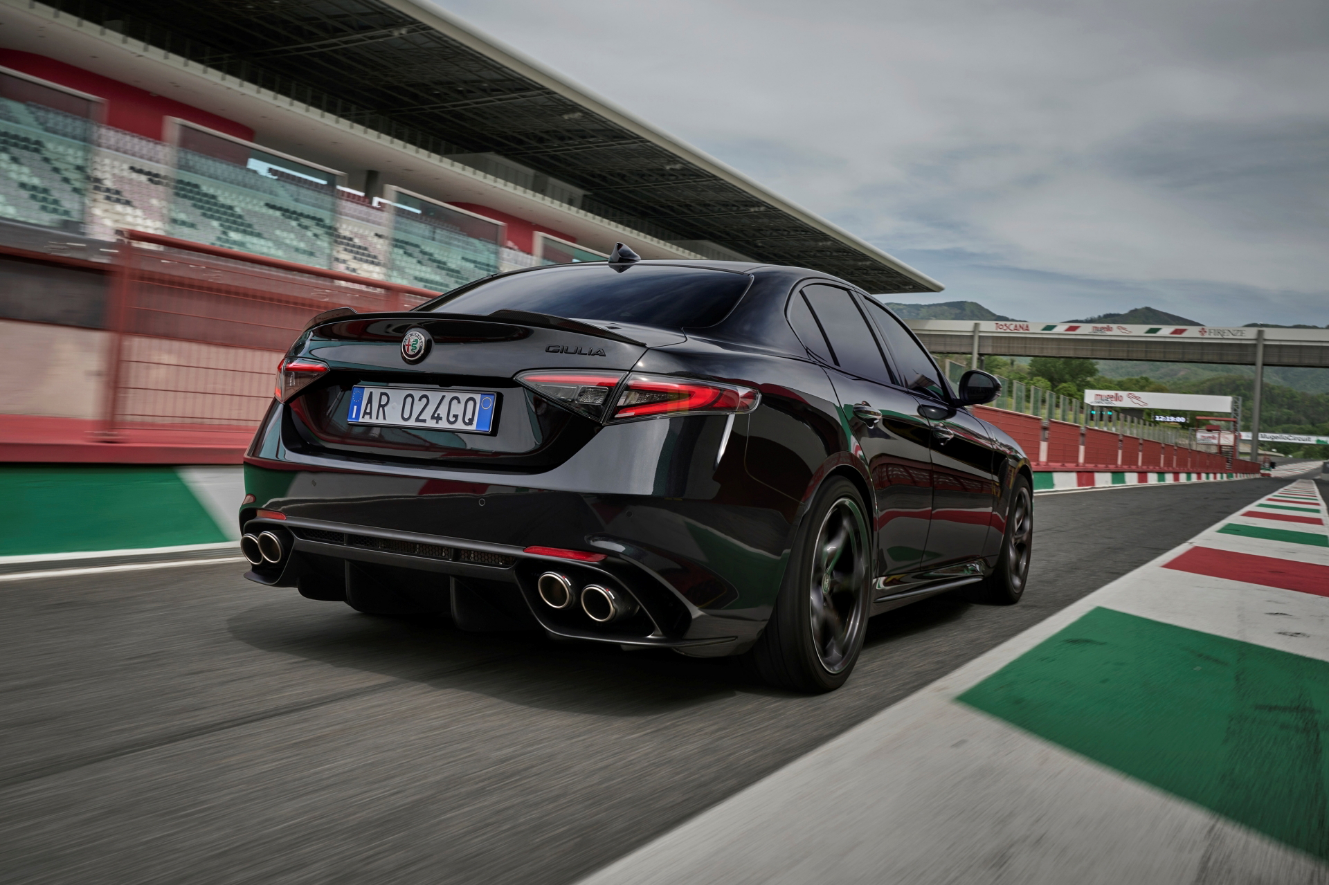 Alfa Romeo con un diseño trasero imponente que transmite deportividad.