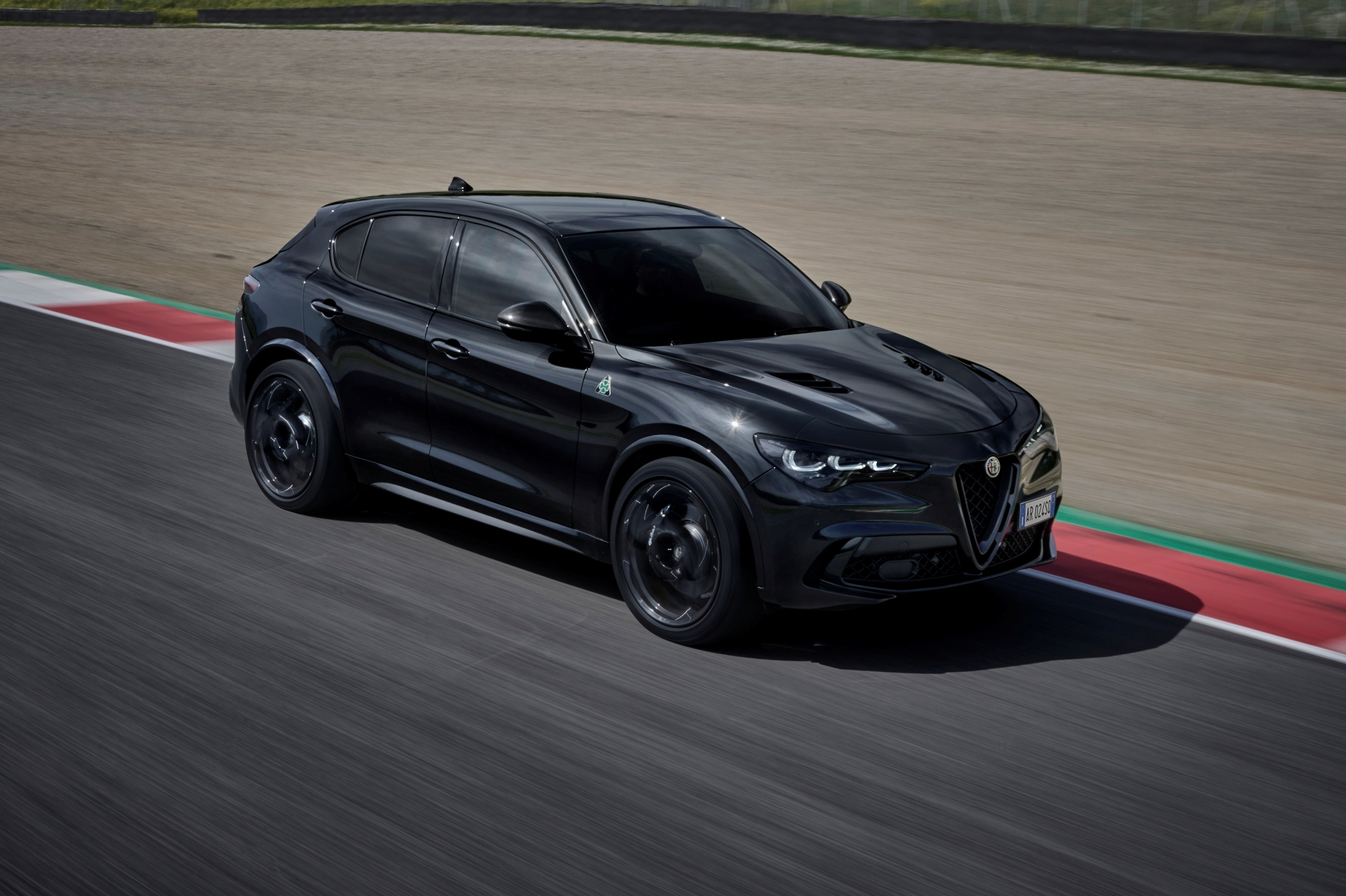 Alfa Romeo Stelvio Quadrifoglio Super Sport en circuito.