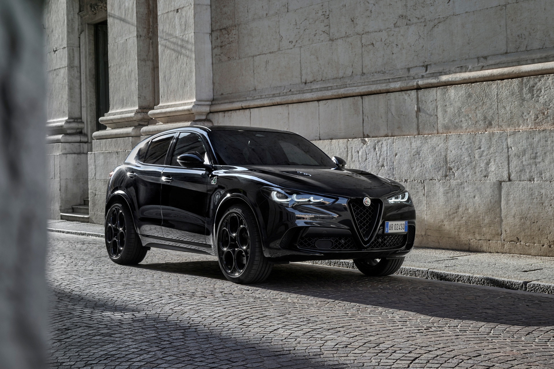 Vista lateral Alfa Romeo Stelvio Quadrifoglio, distinguiéndose por su diseño deportivo.