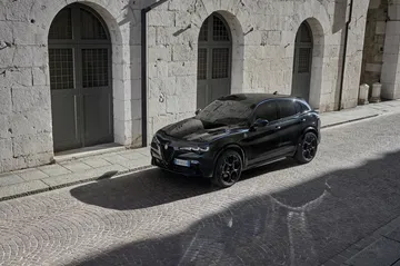 Vista lateral del Alfa Romeo Giulia Quadrifoglio, elegancia y deportividad.