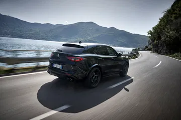 Alfa Romeo Stelvio Quadrifoglio Super Sport rodando con poderío.