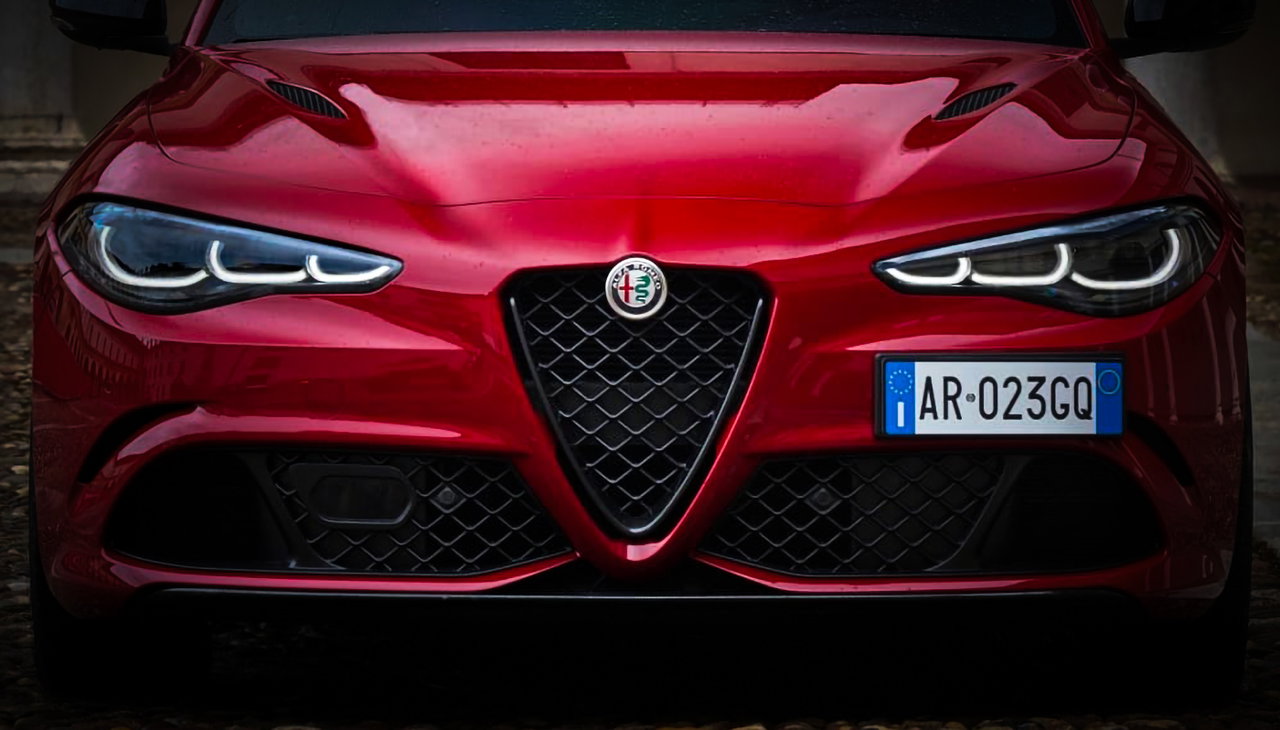 El icónico Scudetto de Alfa Romeo, reimaginado en conformidad con la normativa europea. El icónico Scudetto de Alfa Romeo, reimaginado en conformidad con la normativa europea.