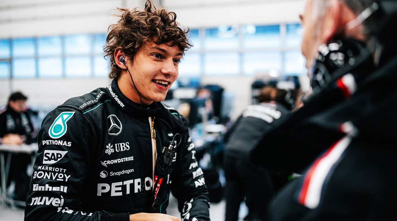 Piloto de pruebas conversa con ingeniero en box de Mercedes AMG F1.