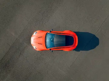 Vista aérea del Aston Martin Vantage 2024 destacando su diseño de techo.