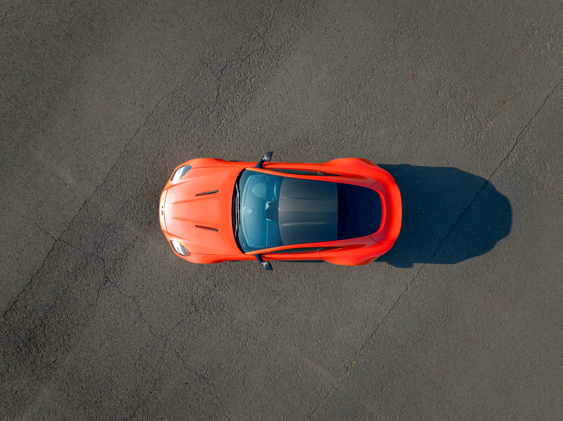 Vista aérea del Aston Martin Vantage 2024 destacando su diseño de techo.