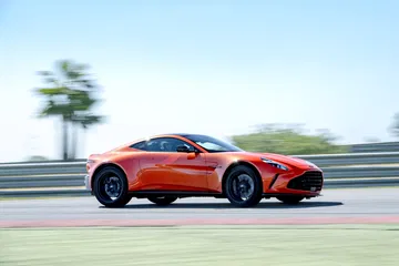 Vista dinámica del Aston Martin Vantage 2024 en pista.