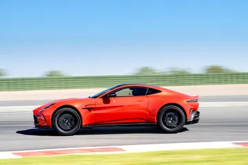 Perfil dinámico del Aston Martin Vantage 2024 en acción