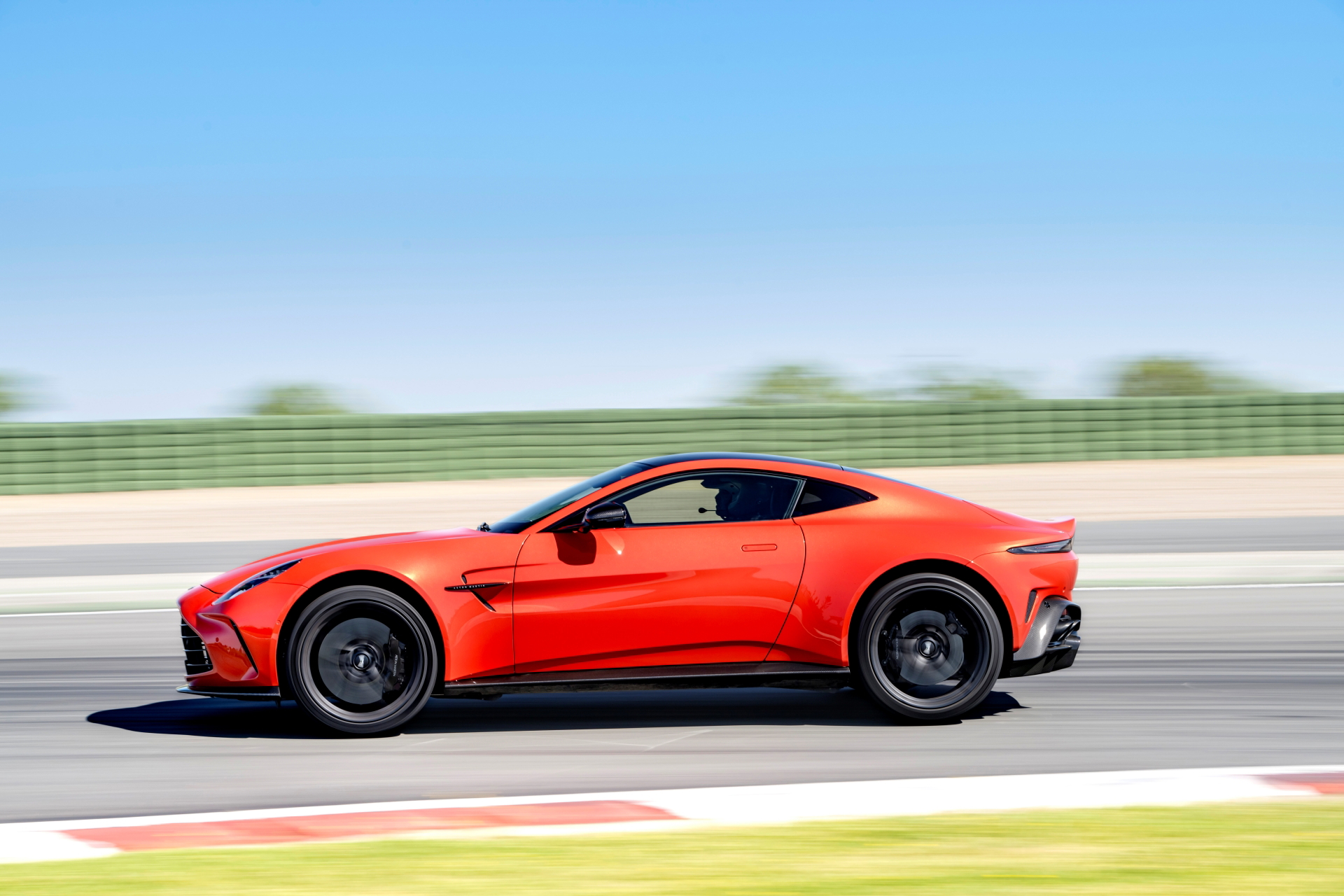 Perfil dinámico del Aston Martin Vantage 2024 en acción