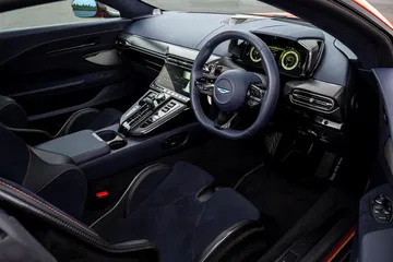 Vista del habitáculo del Aston Martin Vantage 2024, elegancia y deportividad.