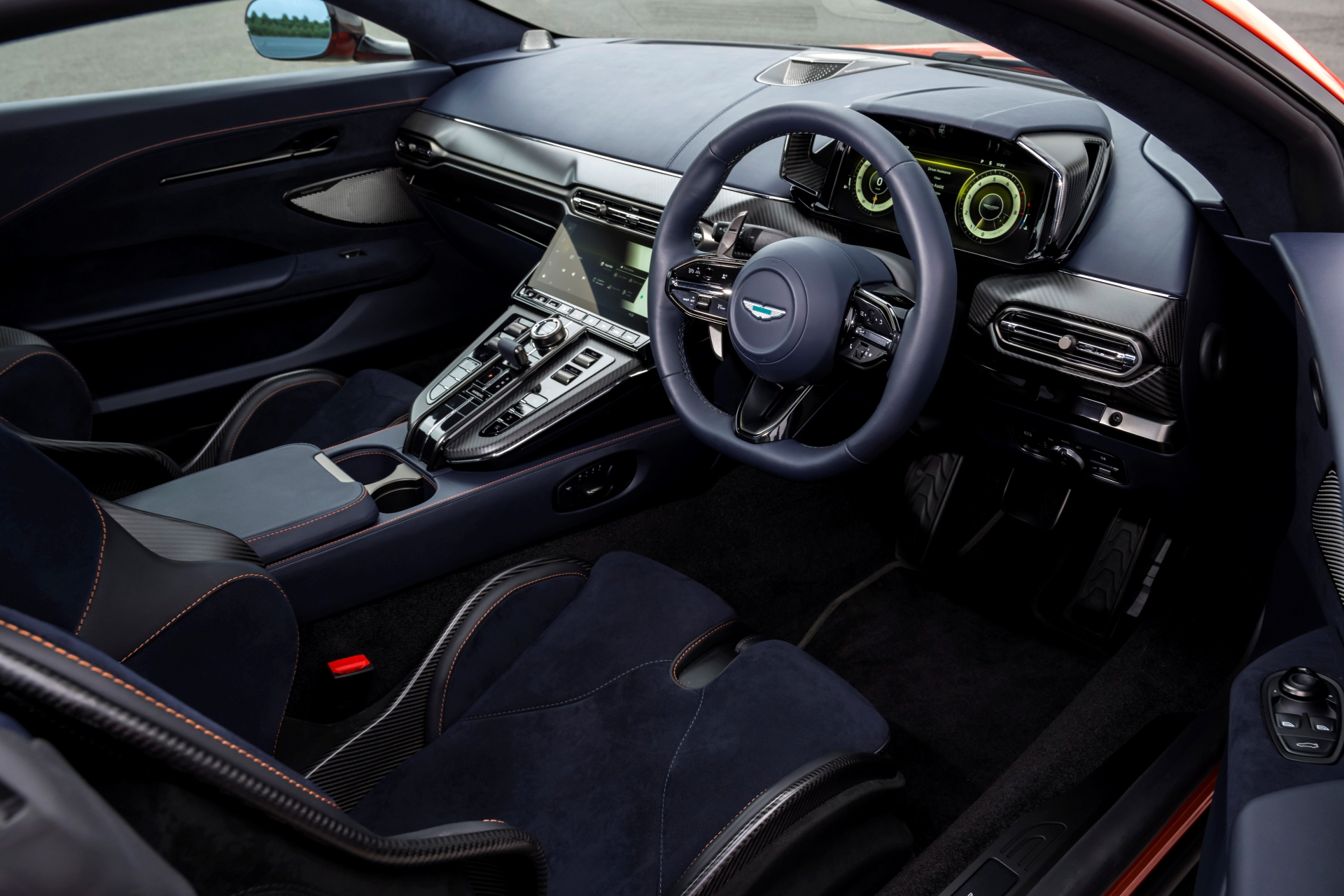Vista del habitáculo del Aston Martin Vantage 2024, elegancia y deportividad.