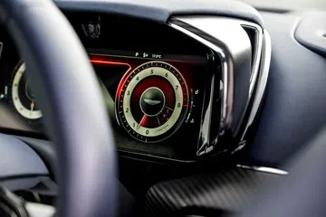 Vista del volante y emblema Aston Martin.