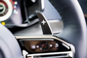 Vista cercana de las levas de cambio en el Aston Martin Vantage 2024