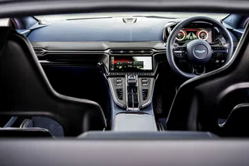 Cockpit del Aston Martin Vantage 2024, mostrando la elegancia y tecnología de su cabina.