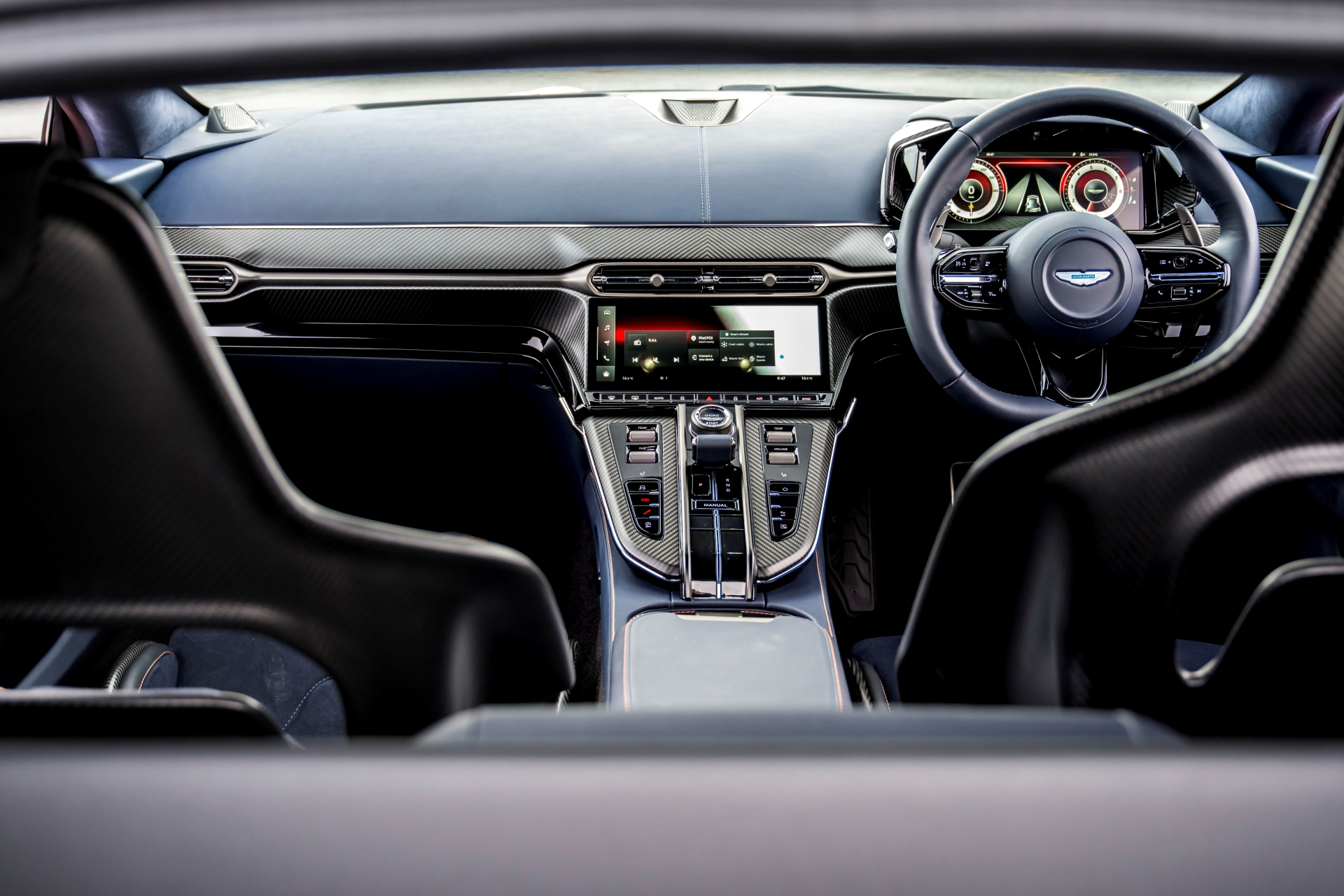 Cockpit del Aston Martin Vantage 2024, mostrando la elegancia y tecnología de su cabina.